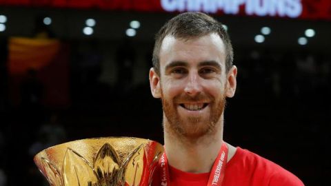 V&iacute;ctor Claver con la Copa del Mundo