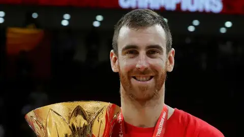 Víctor Claver con la Copa del Mundo Víctor Claver con la Copa del Mundo