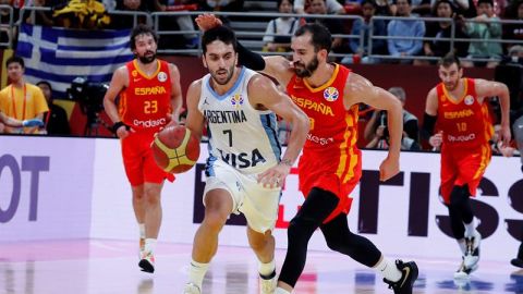 Pau Ribas pelea un bal&oacute;n ante Argentina