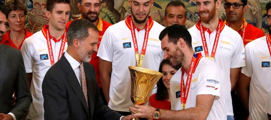 Rudy Fernández entrega la copa de campeones del mundo al rey Felipe VI Rudy Fernández entrega la copa de campeones del mundo al rey Felipe VI
