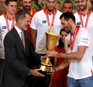 Rudy Fernández entrega la copa de campeones del mundo al rey Felipe VI Rudy Fernández entrega la copa de campeones del mundo al rey Felipe VI