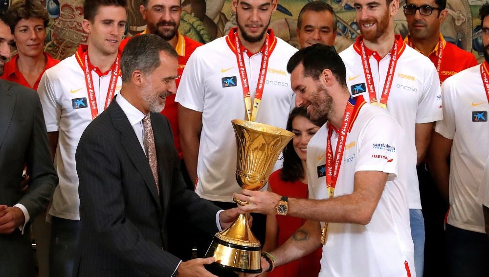 Rudy Fernández entrega la copa de campeones del mundo al rey Felipe VI