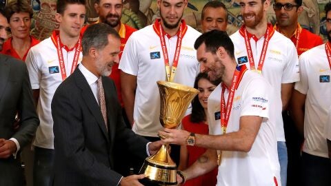 Rudy Fern&aacute;ndez entrega la copa de campeones del mundo al rey Felipe VI