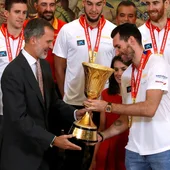 Rudy Fernández entrega la copa de campeones del mundo al rey Felipe VI Rudy Fernández entrega la copa de campeones del mundo al rey Felipe VI