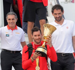 laSexta Deportes (16-09-19) La selección de baloncesto ofrece el trofeo de campeones del mundo a la afición laSexta Deportes (16-09-19) La selección de baloncesto ofrece el trofeo de campeones del mundo a la afición