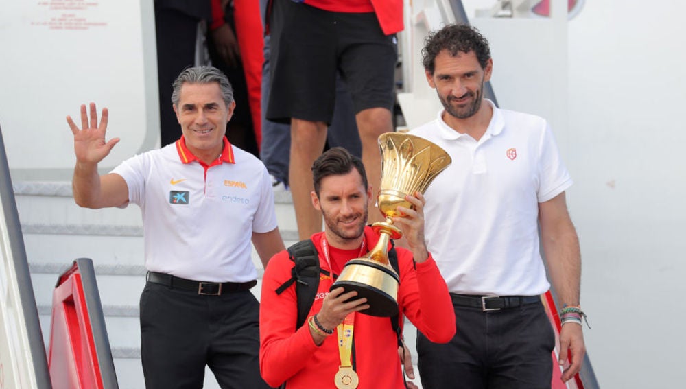 laSexta Deportes (16-09-19) La selección de baloncesto ofrece el trofeo de campeones del mundo a la afición laSexta Deportes (16-09-19) La selección de baloncesto ofrece el trofeo de campeones del mundo a la afición