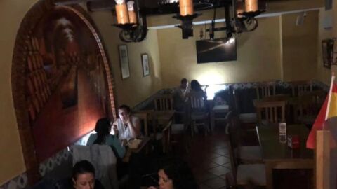 Interior de un bar de Montefr&iacute;o durante un corte del suministro