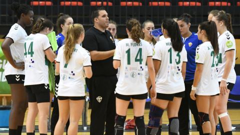 La plantilla del Club Balonmano Elche, en la pista del Zuazo. La plantilla del Club Balonmano Elche, en la pista del Zuazo.