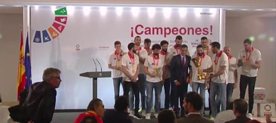 El presidente Pedro Sánchez recibe en la Moncloa a los campeones del Mundial de baloncesto El presidente Pedro Sánchez recibe en la Moncloa a los campeones del Mundial de baloncesto