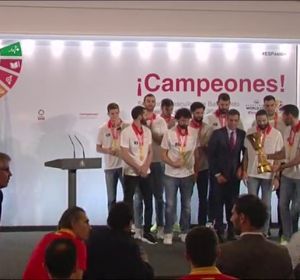 El presidente Pedro Sánchez recibe en la Moncloa a los campeones del Mundial de baloncesto El presidente Pedro Sánchez recibe en la Moncloa a los campeones del Mundial de baloncesto
