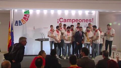 El presidente Pedro S&aacute;nchez recibe en la Moncloa a los campeones del Mundial de baloncesto