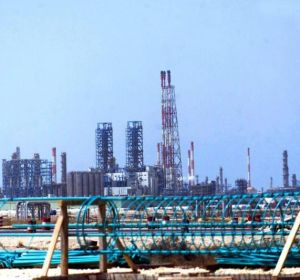 Foto de archivo de una refinería en el este de Arabia Saudí Foto de archivo de una refinería en el este de Arabia Saudí