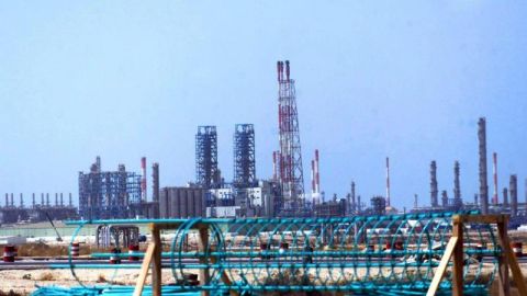 Foto de archivo de una refiner&iacute;a en el este de Arabia Saud&iacute;