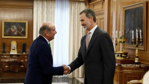 El rey Felipe VI saluda al diputado del PRC, Jos&eacute; Mar&iacute;a Maz&oacute;n