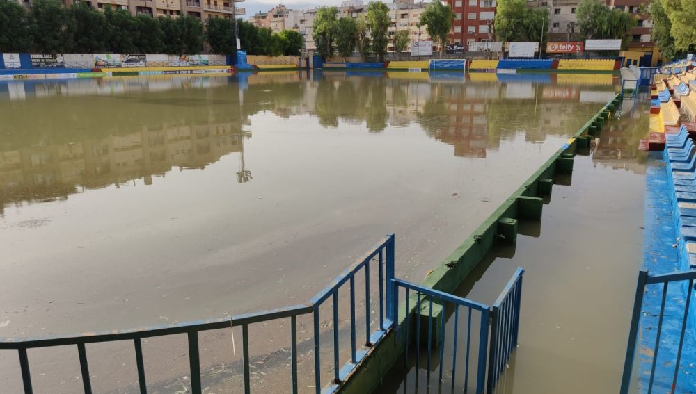 El agua llegó a la altura de la primera valla de publicidad estática de Los Arcos.