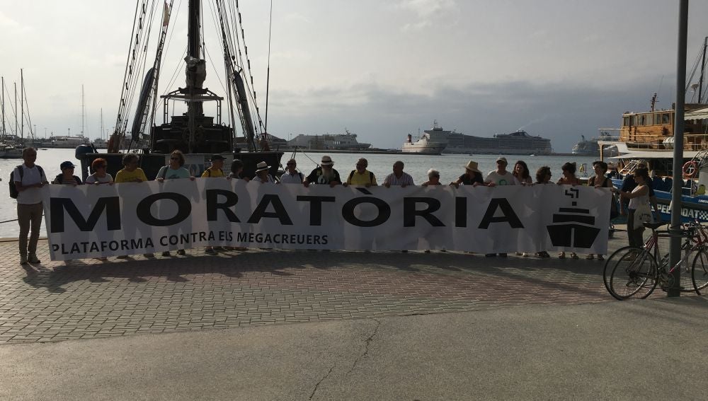 Pancarta para la moratoria de la Plataforma contra los megacruceros.
