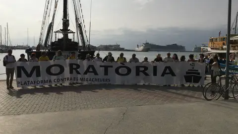 Pancarta para la moratoria de la Plataforma contra los megacruceros. Pancarta para la moratoria de la Plataforma contra los megacruceros.