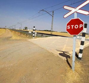 Adif reforzará la señalización del paso a nivel de Bolaños de Calatrava Adif reforzará la señalización del paso a nivel de Bolaños de Calatrava