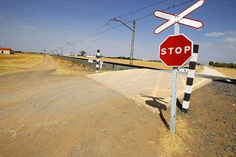Adif licita las obras para mejorar la protección del paso a nivel en Bolaños de Calatrava Adif licita las obras para mejorar la protección del paso a nivel en Bolaños de Calatrava