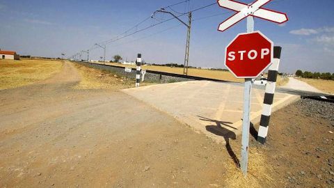 Adif reforzar&aacute; la se&ntilde;alizaci&oacute;n del paso a nivel de Bola&ntilde;os de Calatrava