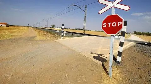 Adif reforzará la señalización del paso a nivel de Bolaños de Calatrava Adif reforzará la señalización del paso a nivel de Bolaños de Calatrava