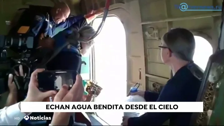 Unos religiosos rusos lanzan agua bendita desde una avioneta para librar a una ciudad de 'borracheras y fornicación' Unos religiosos rusos lanzan agua bendita desde una avioneta para librar a una ciudad de 'borracheras y fornicación'