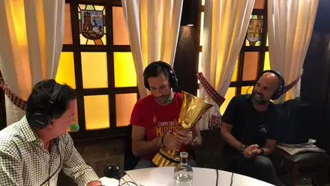 De la Morena y Rudy, con la Copa Mundial de Baloncesto. De la Morena y Rudy, con la Copa Mundial de Baloncesto.