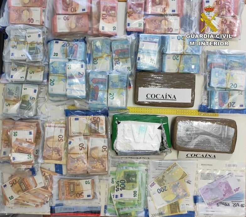 La Guardia Civil detiene a dos hombres acusados de vender cocaína desde un taller mecánico de Crevillent La Guardia Civil detiene a dos hombres acusados de vender cocaína desde un taller mecánico de Crevillent
