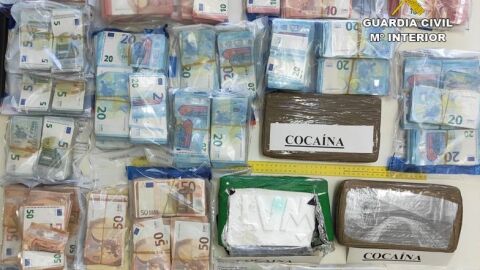 Dinero y droga inacutado por la Guardia Civil de Crevillent.