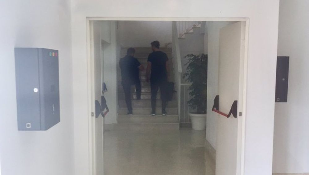 Chistian Bragarnik y Ricardo Pini, el pasado viernes, accediendo a las oficinas del estadio Martínez Valero.
