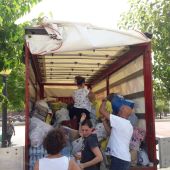 Madres y padres de los colegios Blasco Ibáñez y López Orozco cargan una furgoneta con la ayuda conseguida.