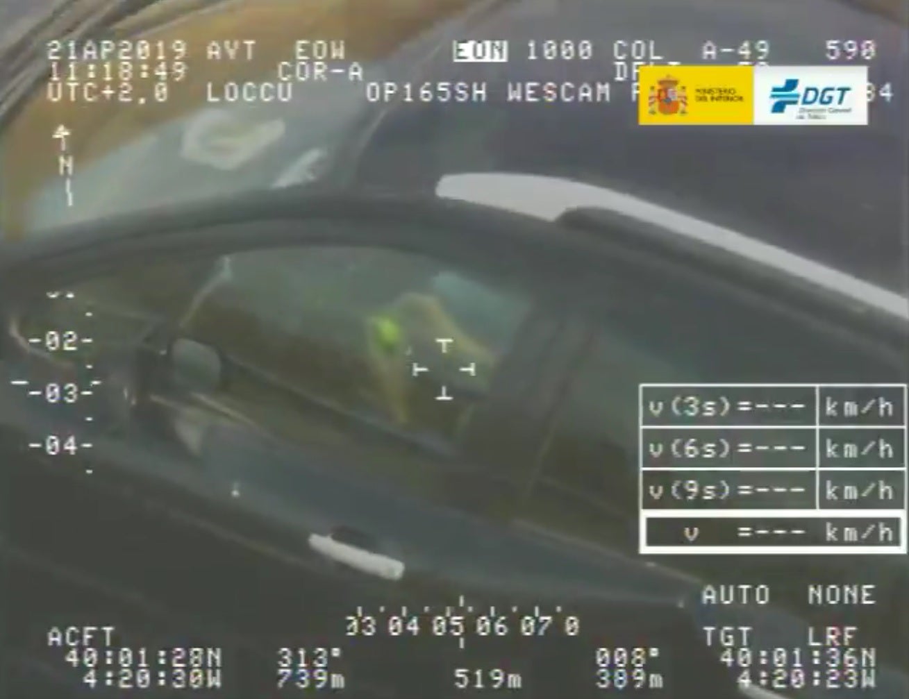La DGT caza a un hombre haciendo el cubo de rubik mientras conduce La DGT caza a un hombre haciendo el cubo de rubik mientras conduce