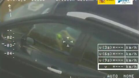 La DGT caza a un conductor haciendo el cubo de rubik