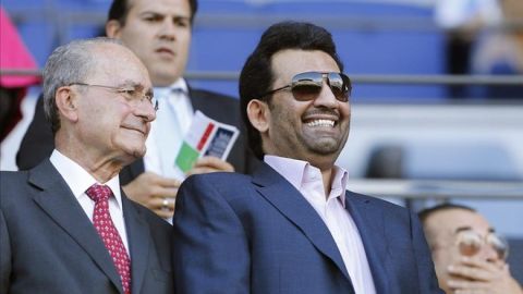 Imagen de archivo del alcalde de M&aacute;laga, Francisco de la Torre, y el jeque del M&aacute;laga Al-Thani, en el palco de La Rosaleda