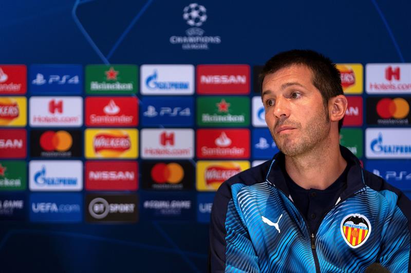 La plantilla del Valencia, muy contenta con la actitud y humildad de Celades en el vestuario La plantilla del Valencia, muy contenta con la actitud y humildad de Celades en el vestuario