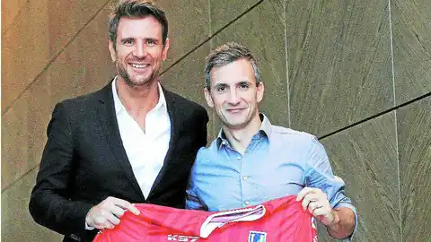 Ricardo Pini (i), en su etapa al frente de la Unión La Calera de Chile. FÚTBOL