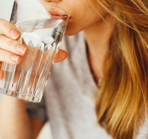 La importancia de beber 2 litros de agua diarios La importancia de beber 2 litros de agua diarios
