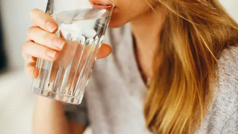 La importancia de beber 2 litros de agua diarios La importancia de beber 2 litros de agua diarios