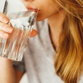 La importancia de beber 2 litros de agua diarios