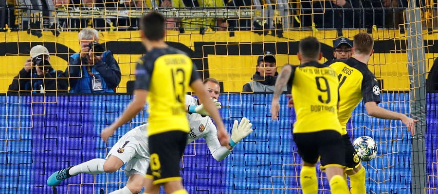 Ter Stegen detiene el penalti de Reus en el Signal Iduna Park Ter Stegen detiene el penalti de Reus en el Signal Iduna Park