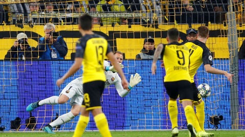 Ter Stegen detiene el penalti de Reus en el Signal Iduna Park