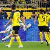 Ter Stegen detiene el penalti de Reus en el Signal Iduna Park