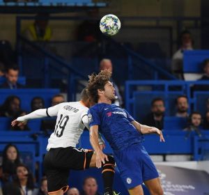 Rodrigo Moreno lucha con Marcos Alonso por un balón. Rodrigo Moreno lucha con Marcos Alonso por un balón.