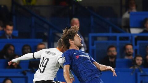 Rodrigo Moreno lucha con Marcos Alonso por un bal&oacute;n.