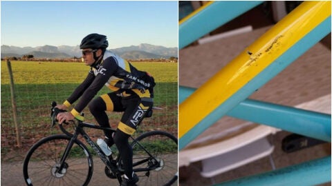 Carlos L&oacute;pez ense&ntilde;a su bicicleta rota
