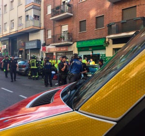 Una mujer se lanza al vacío con su hija de 2 años en Tetuán, Madrid Una mujer se lanza al vacío con su hija de 2 años en Tetuán, Madrid