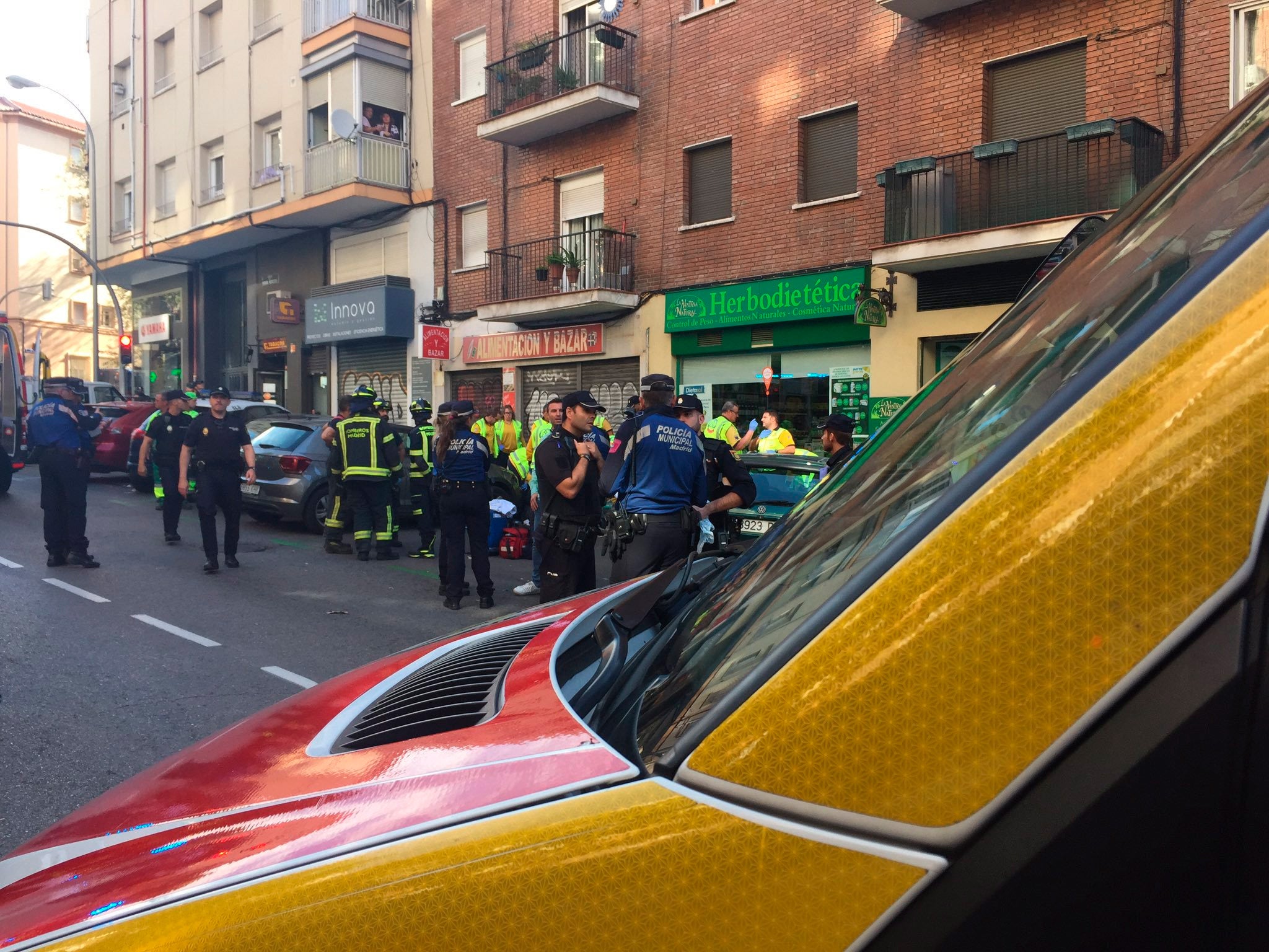 En estado grave una mujer y su hija de dos años tras lanzarse al vacío desde un piso de Tetuán En estado grave una mujer y su hija de dos años tras lanzarse al vacío desde un piso de Tetuán