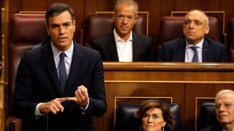 Pedro S&aacute;nchez responde a Pablo Casado durante la segunda y &uacute;ltima sesi&oacute;n de control de esta legislatura