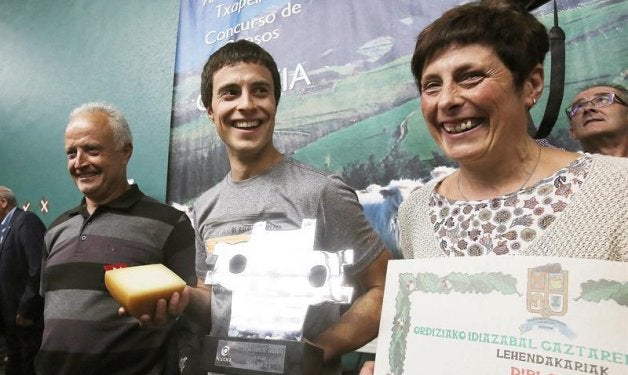 Julen Arburua, de Quesería Kortaria: "Las ovejas pastan fuera y les limpiamos las ubres antes de ordeñar" Julen Arburua, de Quesería Kortaria: "Las ovejas pastan fuera y les limpiamos las ubres antes de ordeñar"