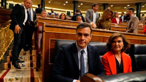 Pedro Sánchez junto a Carmen Calvo en la sesión de control al Gobierno